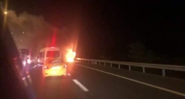 İstanbul'da özel halk otobüsü alev alev yandı!