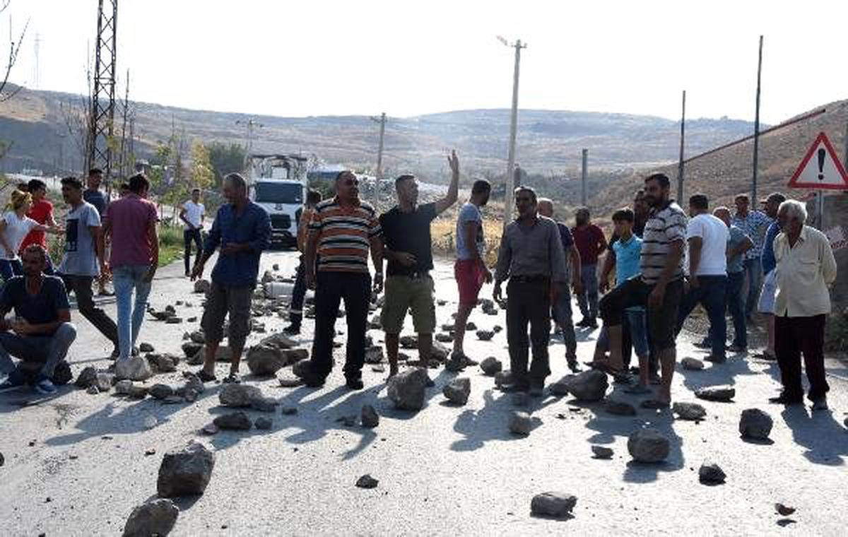 Katı atık toplayanlar, çöp depolama alanının yolunu taşla trafiğe kapattı