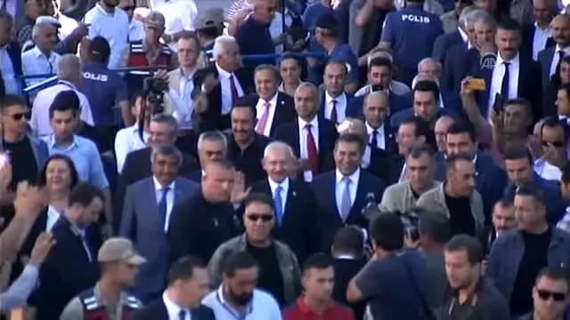 Kılıçdaroğlu: 'Herkesi kucaklayan, her sorunu çözmek için mücadele eden bir siyaset anlayışı... Kılıçdaroğlu: 'Herkesi kucaklayan, her sorunu çözmek için mücadele eden bir siyaset anlayışı...