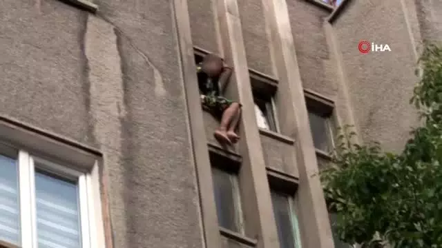 Kayseri'de intihar girişiminde bulunan kadının son anda kurtarılması kameraya yansıdı Kayseri'de intihar girişiminde bulunan kadının son anda kurtarılması kameraya yansıdı