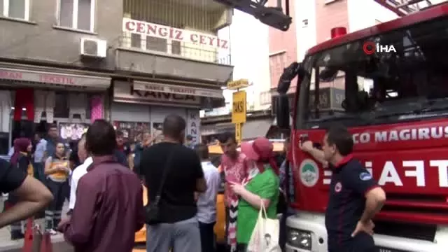 Kayseri'de intihar girişiminde bulunan kadının son anda kurtarılması kameraya yansıdı Kayseri'de intihar girişiminde bulunan kadının son anda kurtarılması kameraya yansıdı