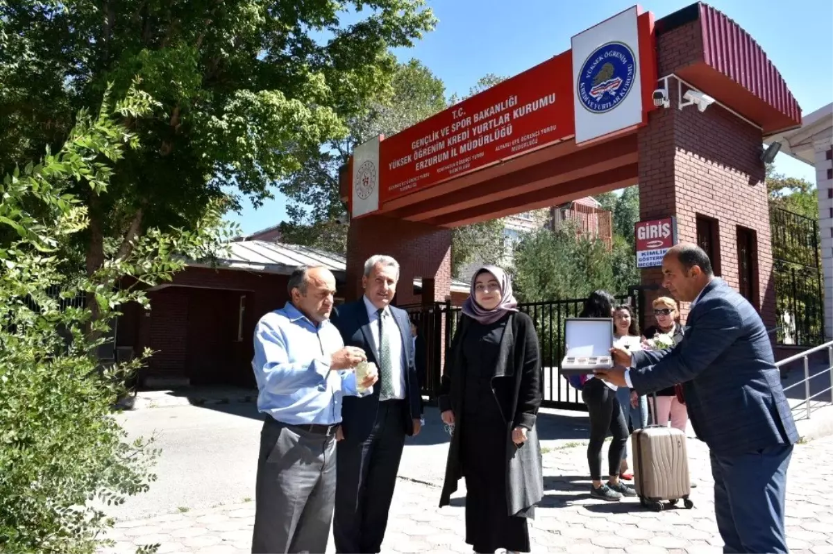 KYK'lı öğrencilere çiçekli karşılama