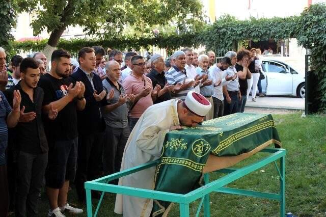 Minik Eymen'in cenaze namazını kıldıran imam tabutu öptü