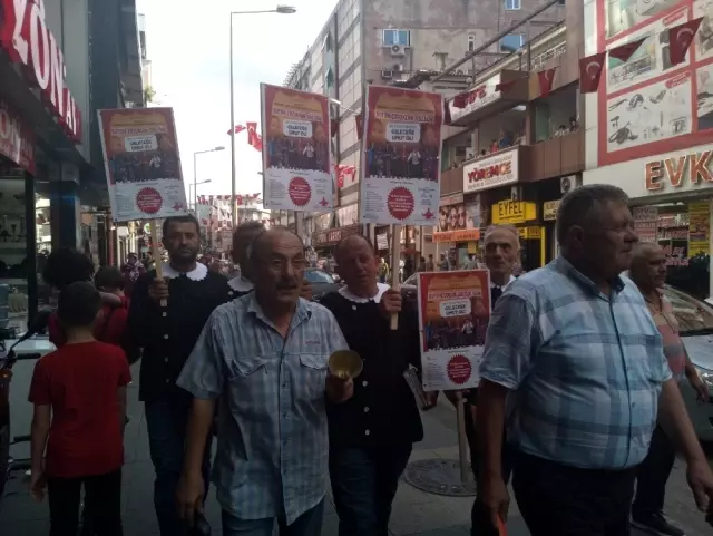 Muhtarlar siyah önlük giyip tiyatro bileti sattı