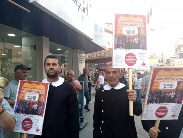 Muhtarlar siyah önlük giyip tiyatro bileti sattı