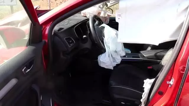Samsun'da iki otomobil çarpıştı: 4 yaralı Samsun'da iki otomobil çarpıştı: 4 yaralı