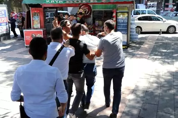 Şehitler abidesi önündeki hdp eylemine tepki gösterdi Şehitler abidesi önündeki hdp eylemine tepki gösterdi