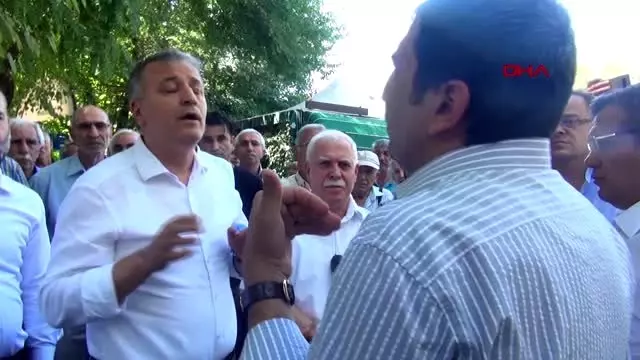 Şehitler abidesi önündeki hdp eylemine tepki gösterdi Şehitler abidesi önündeki hdp eylemine tepki gösterdi
