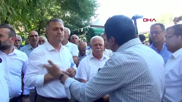 Şehitler abidesi önündeki hdp eylemine tepki gösterdi Şehitler abidesi önündeki hdp eylemine tepki gösterdi