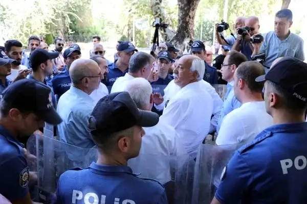 Şehitler abidesi önündeki hdp eylemine tepki gösterdi Şehitler abidesi önündeki hdp eylemine tepki gösterdi