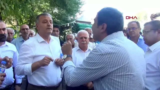Şehitler abidesi önündeki hdp eylemine tepki gösterdi Şehitler abidesi önündeki hdp eylemine tepki gösterdi