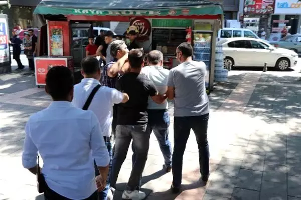 Şehitler abidesi önündeki hdp eylemine tepki gösterdi Şehitler abidesi önündeki hdp eylemine tepki gösterdi