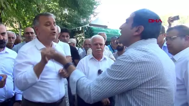 Şehitler abidesi önündeki hdp eylemine tepki gösterdi Şehitler abidesi önündeki hdp eylemine tepki gösterdi
