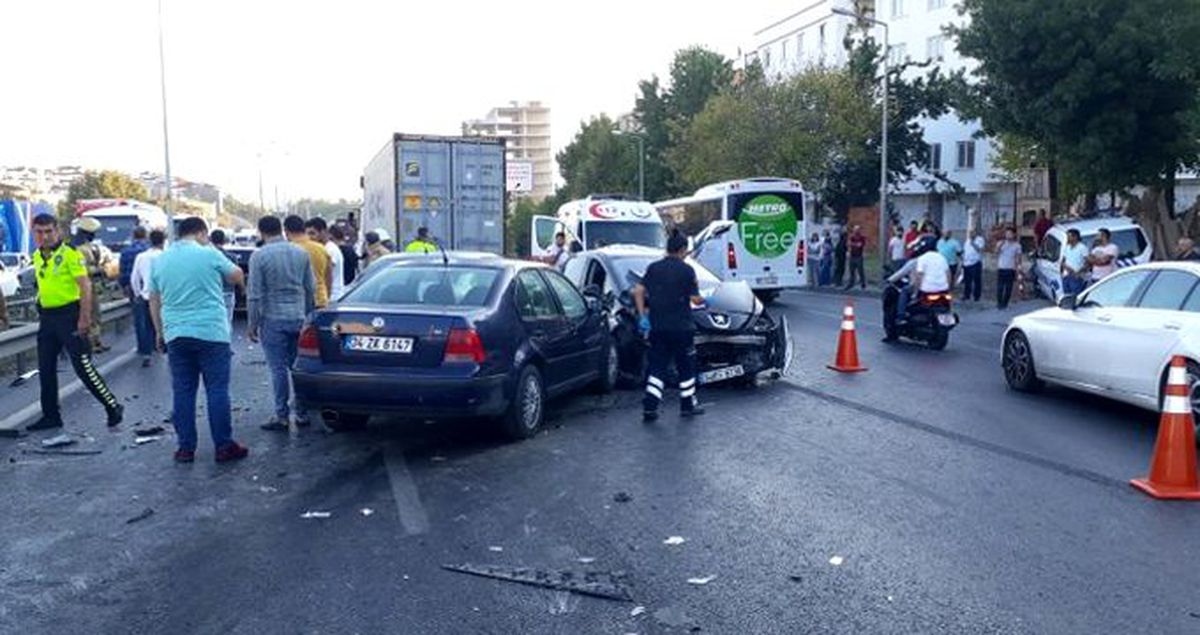 TEM bağlantı yolunda zincirleme kaza: 1'i ağır, 4 yaralı