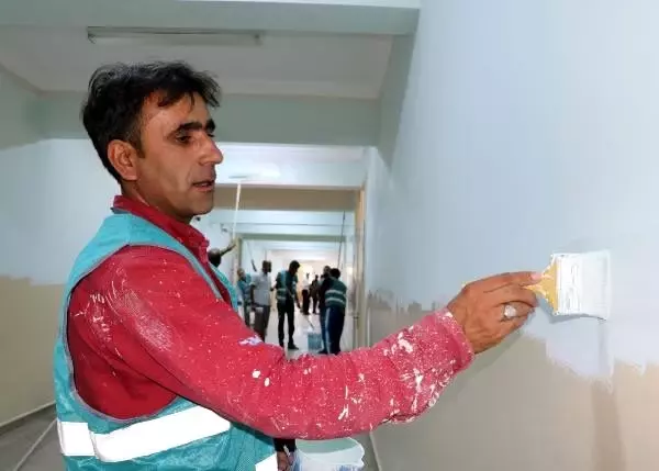 Van'da yükümlüler, okulları boyayarak eğitime hazırlıyor