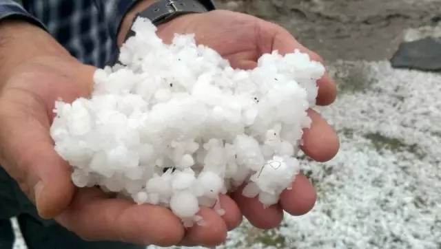 Ardahan'da dolu yağışı hayatı felce uğrattı