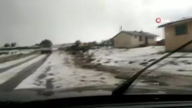 Ardahan dolu yağışı etkili, yollar beyaza büründü Ardahan dolu yağışı etkili, yollar beyaza büründü