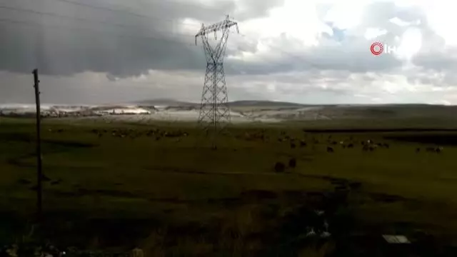 Ardahan dolu yağışı etkili, yollar beyaza büründü Ardahan dolu yağışı etkili, yollar beyaza büründü