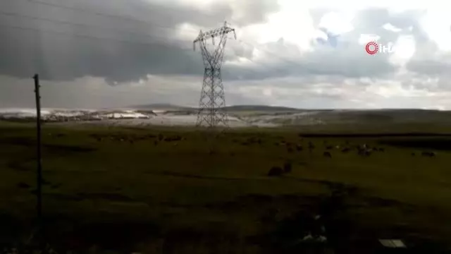 Ardahan dolu yağışı etkili, yollar beyaza büründü Ardahan dolu yağışı etkili, yollar beyaza büründü