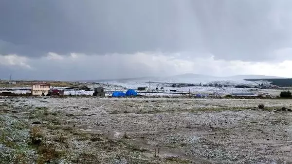 Etkili olan dolu yağışı Ardahan'ı beyaza bürüdü Etkili olan dolu yağışı Ardahan'ı beyaza bürüdü