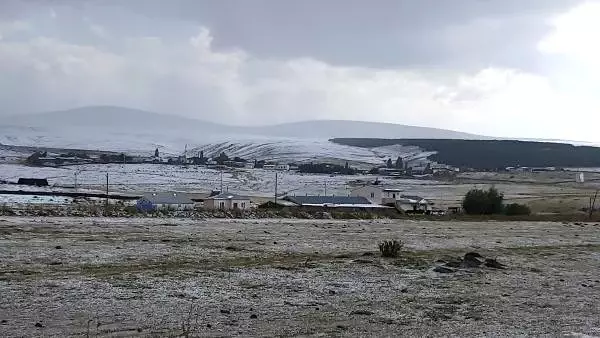Etkili olan dolu yağışı Ardahan'ı beyaza bürüdü Etkili olan dolu yağışı Ardahan'ı beyaza bürüdü