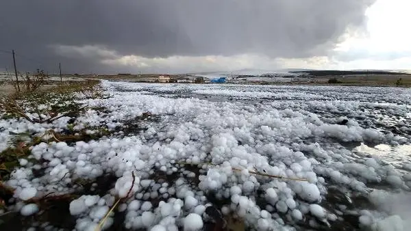 Etkili olan dolu yağışı Ardahan'ı beyaza bürüdü Etkili olan dolu yağışı Ardahan'ı beyaza bürüdü