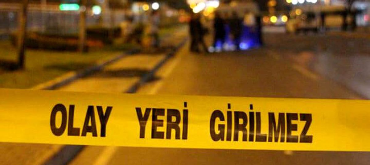 Bir şahıs, boşanma davasının sürdüğü eşini öldürdü, eşinin birlikte yaşadığı erkeği ise yaraladı