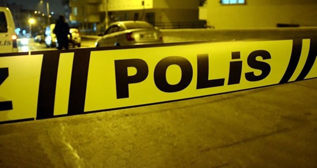 Cani adam ayrı yaşadığı karısını, kızları yan odadayken boğazından bıçaklayarak öldürdü