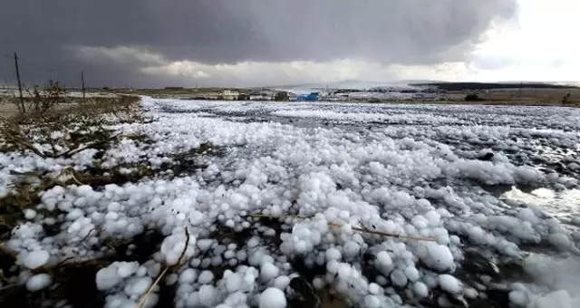 Etkili olan dolu yağışı Ardahan’ı beyaza bürüdü