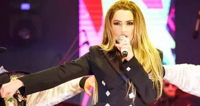 Hadise'den makyajsız ve bikinili iddialı poz! Hadise'den makyajsız ve bikinili iddialı poz!