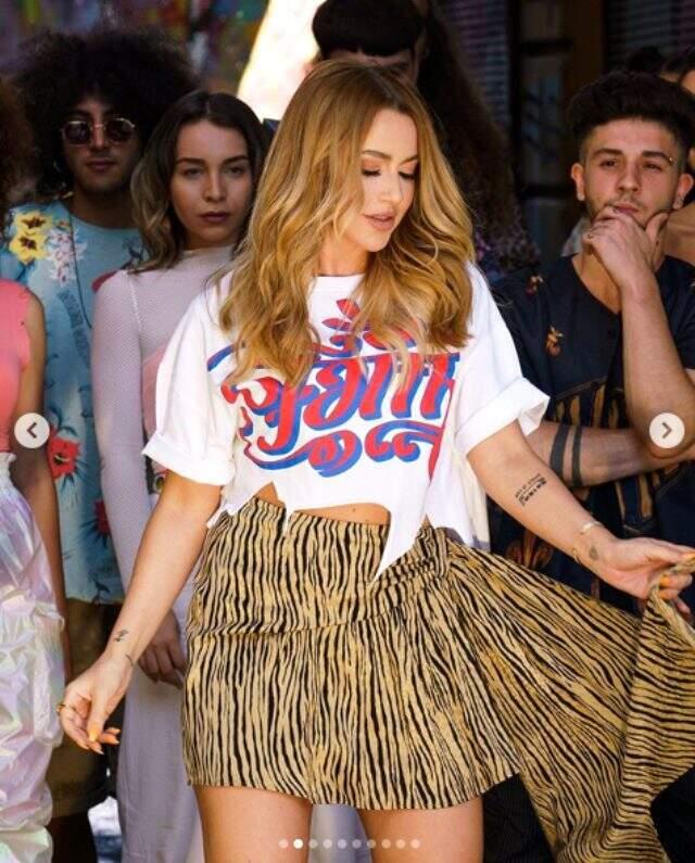 Hadise'den makyajsız ve bikinili iddialı poz!