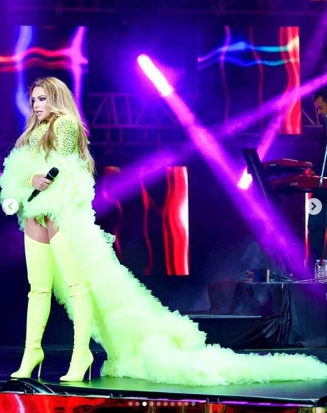 Hadise'den makyajsız ve bikinili iddialı poz!