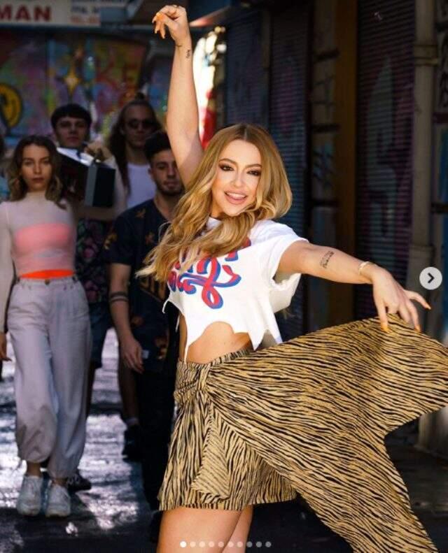 Hadise'den makyajsız ve bikinili iddialı poz!