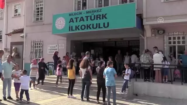 Minik öğrenciler anne ve babalarından ayrılamadı Minik öğrenciler anne ve babalarından ayrılamadı