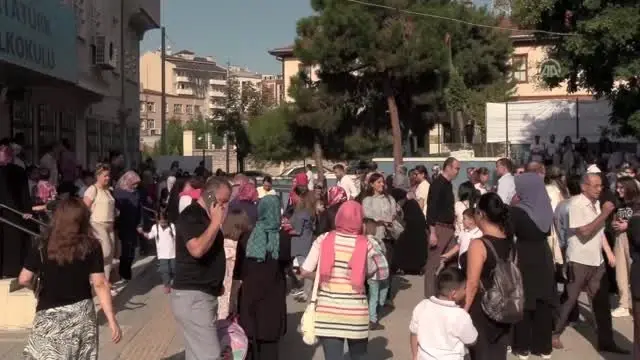 Minik öğrenciler anne ve babalarından ayrılamadı Minik öğrenciler anne ve babalarından ayrılamadı