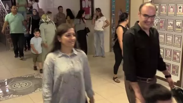 Minik öğrenciler anne ve babalarından ayrılamadı Minik öğrenciler anne ve babalarından ayrılamadı
