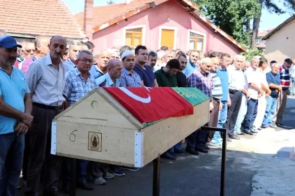 Ocaktaki patlamadan 9,5 ay sonra ölen madenci toprağa verildi Ocaktaki patlamadan 9,5 ay sonra ölen madenci toprağa verildi
