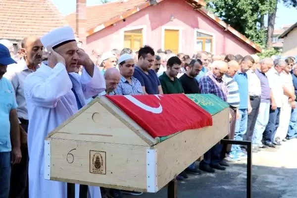 Ocaktaki patlamadan 9,5 ay sonra ölen madenci toprağa verildi Ocaktaki patlamadan 9,5 ay sonra ölen madenci toprağa verildi