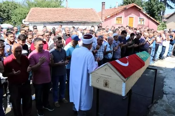 Ocaktaki patlamadan 9,5 ay sonra ölen madenci toprağa verildi Ocaktaki patlamadan 9,5 ay sonra ölen madenci toprağa verildi