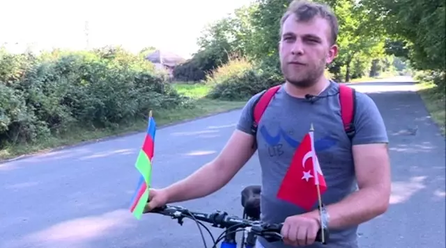 (Özel) Azerbaycanlı genç, Cumhurbaşkanı Erdoğan'la görüşmek için bisikletle yola çıktı (Özel) Azerbaycanlı genç, Cumhurbaşkanı Erdoğan'la görüşmek için bisikletle yola çıktı