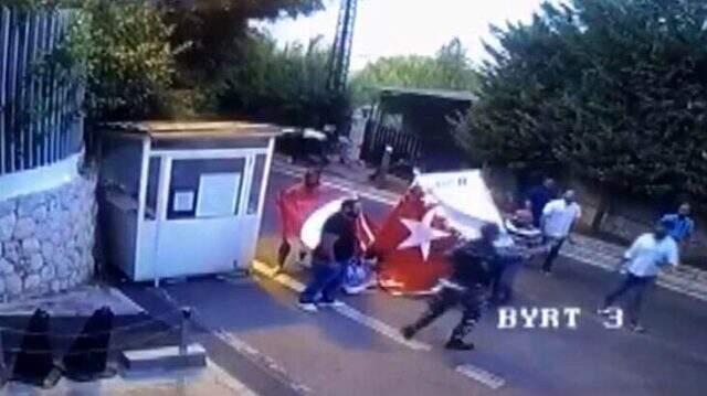 Türk Bayrağı'na büyük saygısızlık! Büyükelçilik önüne asıp gittiler