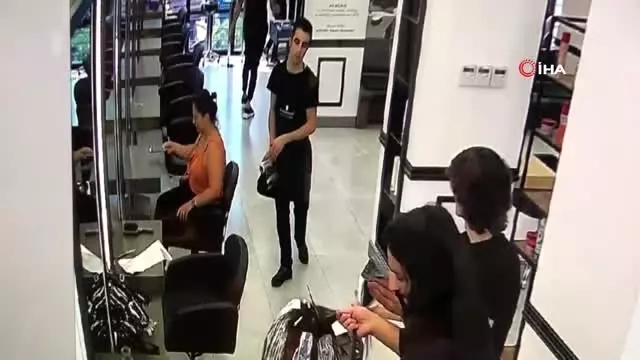 Ünlülerin güzellik merkezinde saç yaptıran kadın ücreti ödemen böyle kaçtı Ünlülerin güzellik merkezinde saç yaptıran kadın ücreti ödemen böyle kaçtı