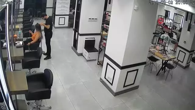 Ünlülerin güzellik merkezinde saç yaptıran kadın ücreti ödemen böyle kaçtı Ünlülerin güzellik merkezinde saç yaptıran kadın ücreti ödemen böyle kaçtı