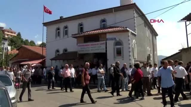 Zonguldak ocaktaki patlamadan 9,5 ay sonra ölen madenci toprağa verildi Zonguldak ocaktaki patlamadan 9,5 ay sonra ölen madenci toprağa verildi