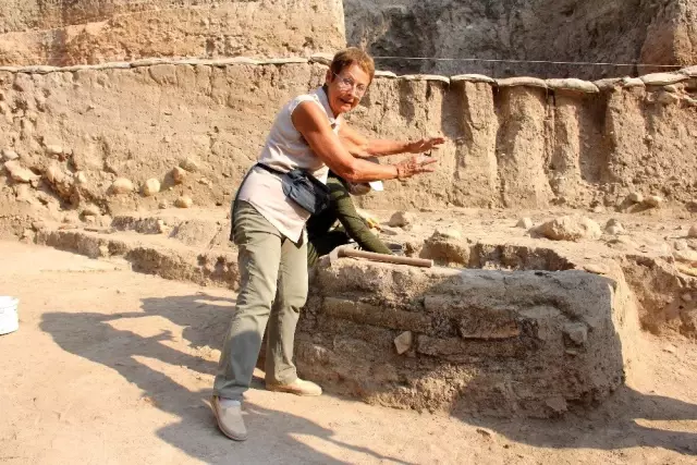 9 bin yıllık höyükte geçmişin izleri aranıyor 9 bin yıllık höyükte geçmişin izleri aranıyor