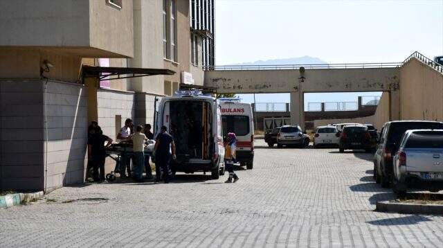 Ağrı'da düzensiz göçmenleri taşıyan minibüs devrildi: 2 ölü, 30 yaralı
