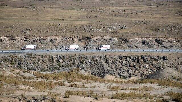 Ağrı'da düzensiz göçmenleri taşıyan minibüs devrildi: 2 ölü, 30 yaralı