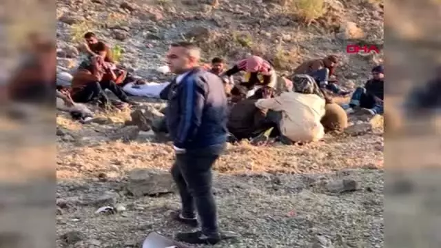 Ağrı'da kaçak göçmenleri taşıyan minibüs devrildi 2 ölü, 30 yaralı Ağrı'da kaçak göçmenleri taşıyan minibüs devrildi 2 ölü, 30 yaralı