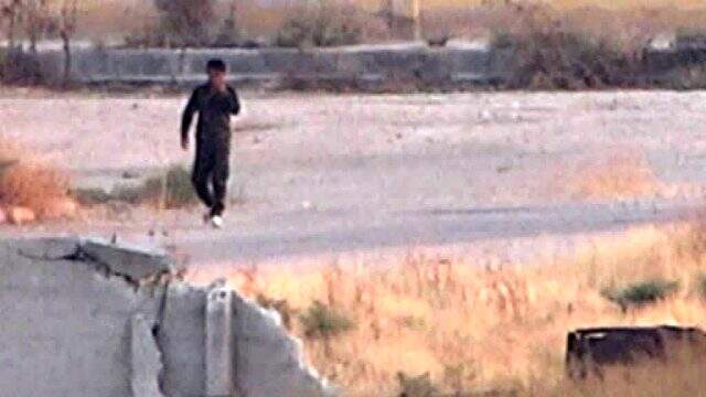 Bakan Akar Güvenli Bölge kapsamında devriye açıklaması yaptığı sırada, YPG'li teröristler sınırda görüntülendi
