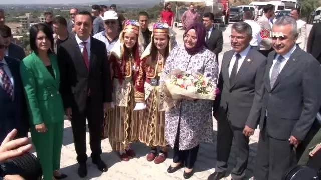 Bakan Selçuk, eski Bakan Koç'un babasının yaptırdığı namazgahı ibadete açtı Bakan Selçuk, eski Bakan Koç'un babasının yaptırdığı namazgahı ibadete açtı